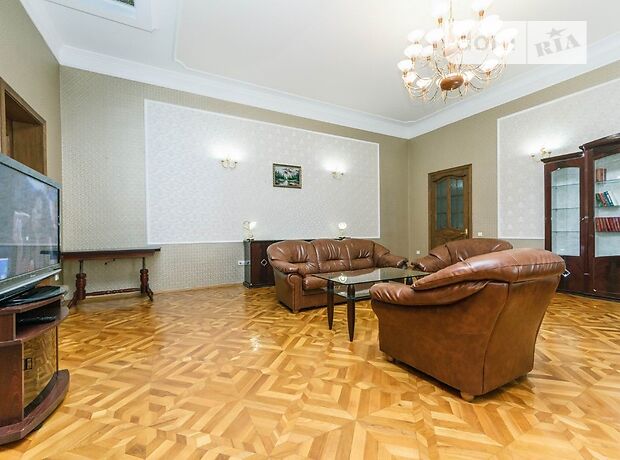 Rent daily an apartment in Kyiv on the St. Zhylianska per 2500 uah. 