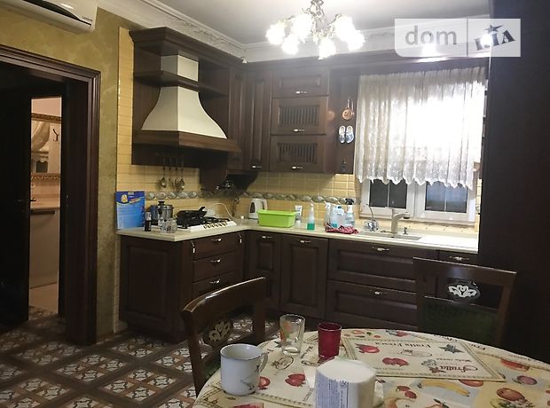 Rent a house in Kyiv on the St. Hostynna 2- per 23500 uah. 