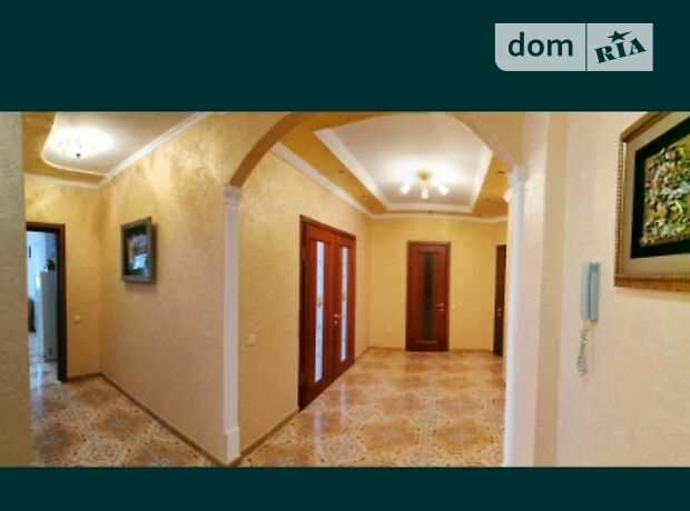 Rent an apartment in Chernivtsi on the St. Holovna 216б per 11142 uah. 