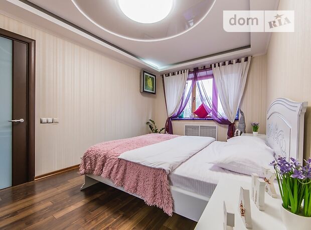 Rent daily an apartment in Kyiv on the St. Lavrska per 1100 uah. 