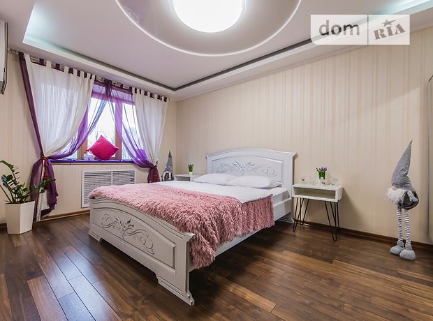 Rent daily an apartment in Kyiv on the St. Lavrska per 1100 uah. 