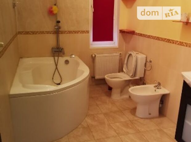 Rent daily a house in Kyiv on the St. Sadova 4 per 5500 uah. 