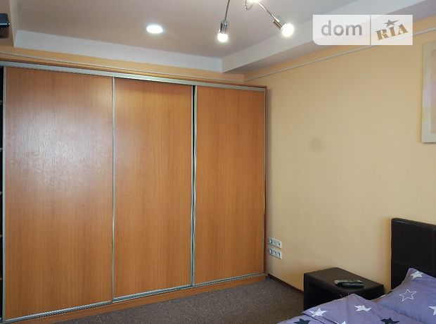 Rent daily an apartment in Kyiv in Pecherskyi district per 900 uah. 