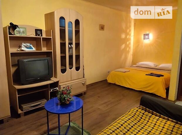 Rent daily an apartment in Kyiv on the St. Veresneva per 600 uah. 