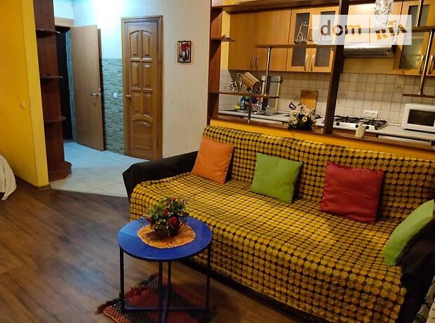 Rent daily an apartment in Kyiv on the St. Veresneva per 600 uah. 