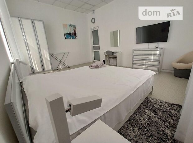 Rent daily a room in Kyiv on the St. Hetmana Vadyma per 700 uah. 