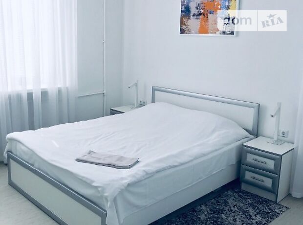 Rent daily a room in Kyiv on the St. Hetmana Vadyma per 700 uah. 