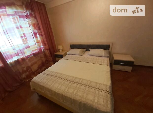 Rent daily an apartment in Kyiv on the St. Saksahanskoho per 700 uah. 