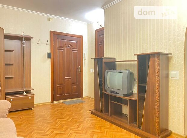 Rent an apartment in Kyiv on the St. Entuziastiv 9 per 12800 uah. 