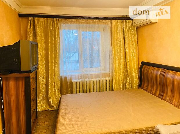 Rent an apartment in Kyiv on the St. Zodchykh 62 per 8000 uah. 