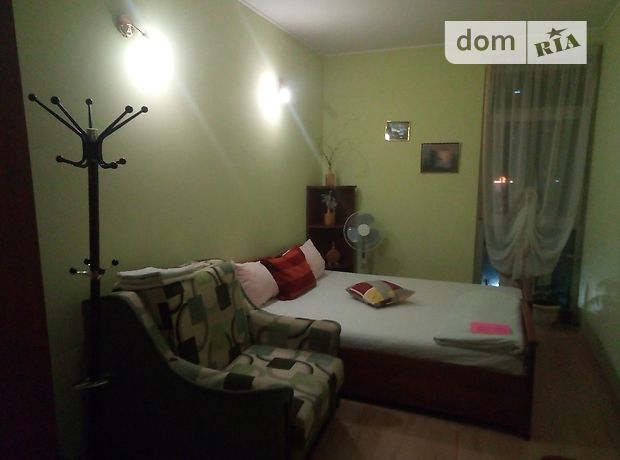 Rent daily a room in Kyiv on the Blvd. Koltsova per 350 uah. 