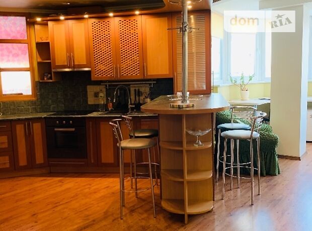 Rent an apartment in Kyiv on the Obolonska square per 15500 uah. 