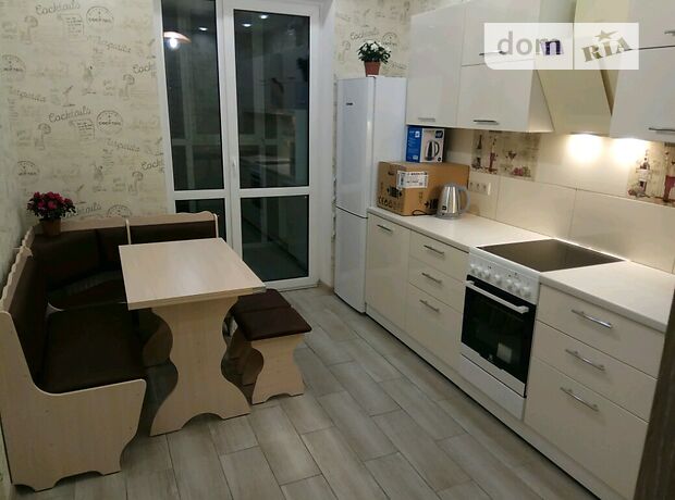 Rent an apartment in Kyiv on the St. Priorska 16 per 10000 uah. 