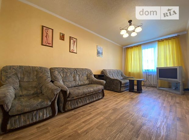 Rent an apartment in Kyiv on the St. Pryrichna per 12000 uah. 
