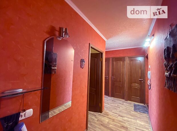Rent an apartment in Kyiv on the St. Pryrichna per 12000 uah. 