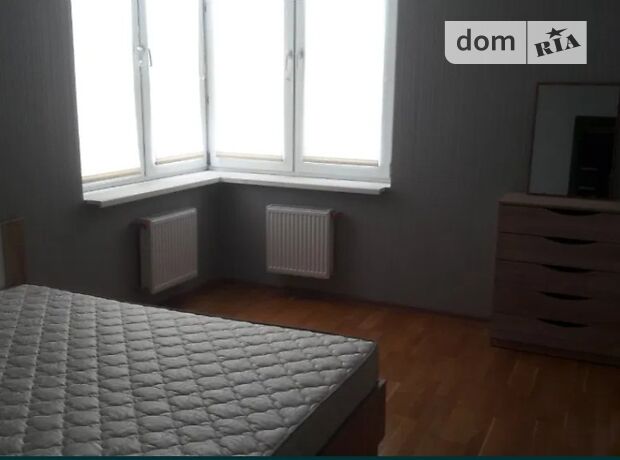 Rent an apartment in Kyiv on the St. Hradynska per 11142 uah. 
