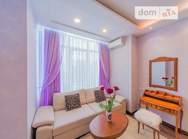 Rent daily an apartment in Odesa on the Blvd. Frantsuzkyi per 830 uah. 