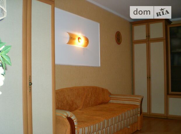 Rent an apartment in Kyiv on the St. Bratyslavska 9 per 10000 uah. 