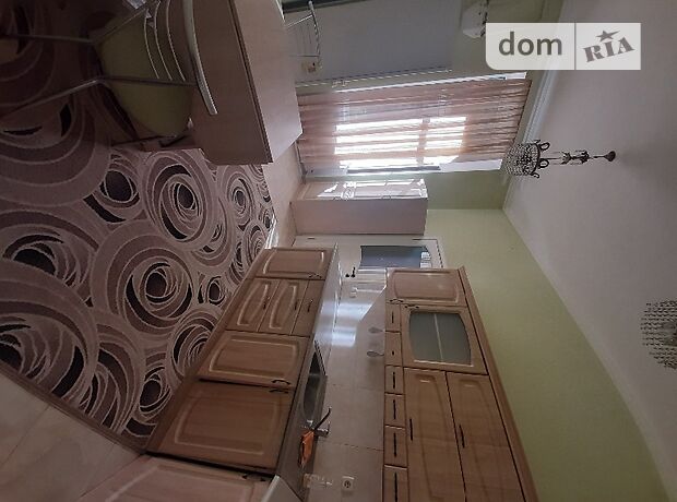 Rent daily an apartment in Chernivtsi on the St. Soborna per 500 uah. 