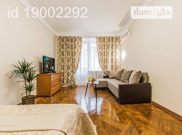 Rent daily an apartment in Kyiv on the St. Bohdana Havrylyshyna 15/1 per 750 uah. 