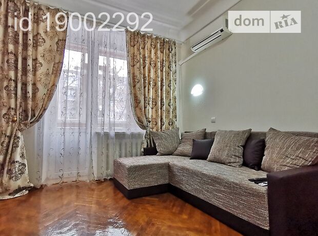 Rent daily an apartment in Kyiv on the St. Bohdana Havrylyshyna 15/1 per 750 uah. 