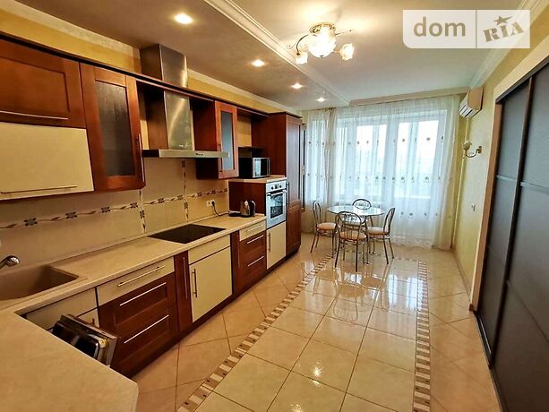 Rent an apartment in Kyiv on the St. Panasa Myrnoho per 54201 uah. 