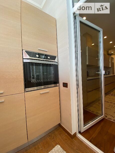Rent an apartment in Kyiv on the St. Yevhena Konovaltsia 44-а per 48780 uah. 