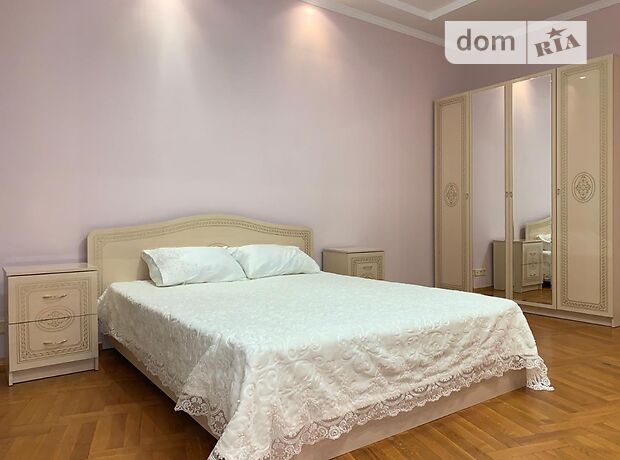 Rent an apartment in Kyiv on the St. Staronavodnytska 13 per 29810 uah. 