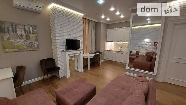 Rent an apartment in Kyiv on the St. Zolotoustivska 47-49 per 22000 uah. 