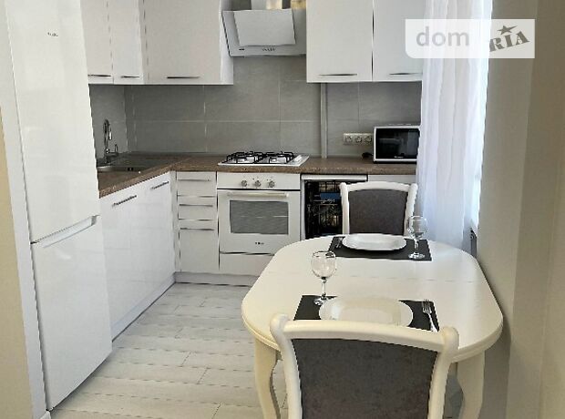 Rent an apartment in Kyiv on the St. Iskrivska 1 per 17000 uah. 