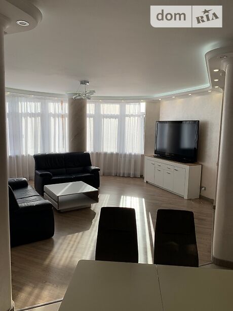 Rent an apartment in Kyiv on the St. Poltavska 10 per 52198 uah. 