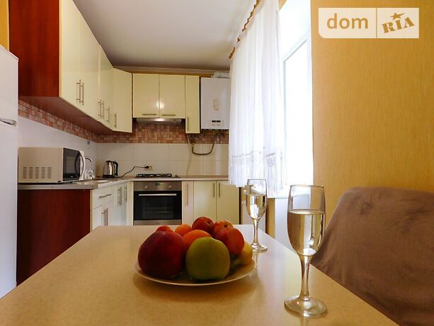 Rent daily an apartment in Vinnytsia on the lane Serednii per 600 uah. 