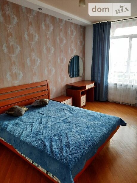 Rent an apartment in Kyiv near Metro Khreshchatik Instytutska per 20000 uah. 