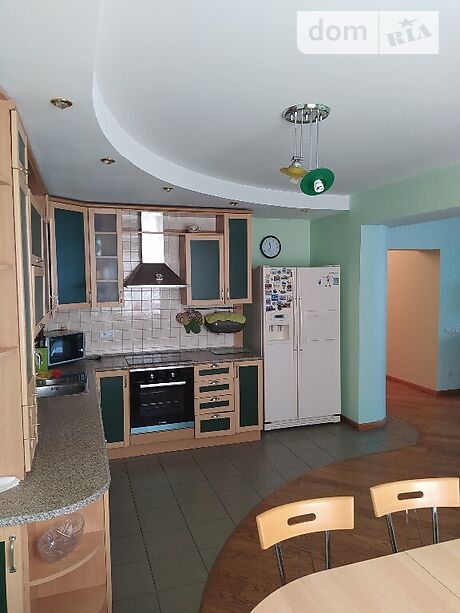 Rent an apartment in Kyiv on the St. Akhmatovoi Anny per 27500 uah. 