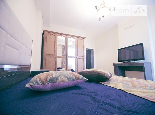 Rent an apartment in Kyiv on the St. Hoholivska per 30831 uah. 