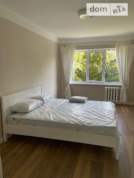 Rent an apartment in Kyiv on the Avenue Peremohy per 15000 uah. 