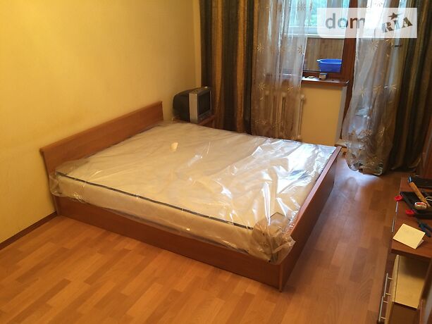 Rent an apartment in Kyiv on the Avenue Honhadze Heorhiia per 12500 uah. 