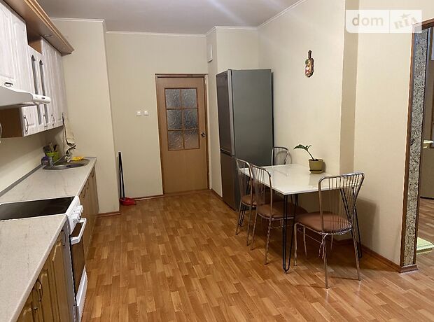 Rent an apartment in Kyiv on the St. Sribnokilska 1 per 18000 uah. 