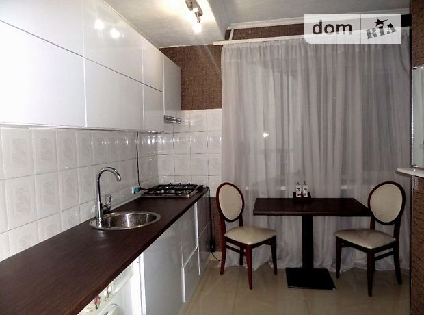 Rent an apartment in Kyiv on the St. Bratyslavska 34 per 13000 uah. 
